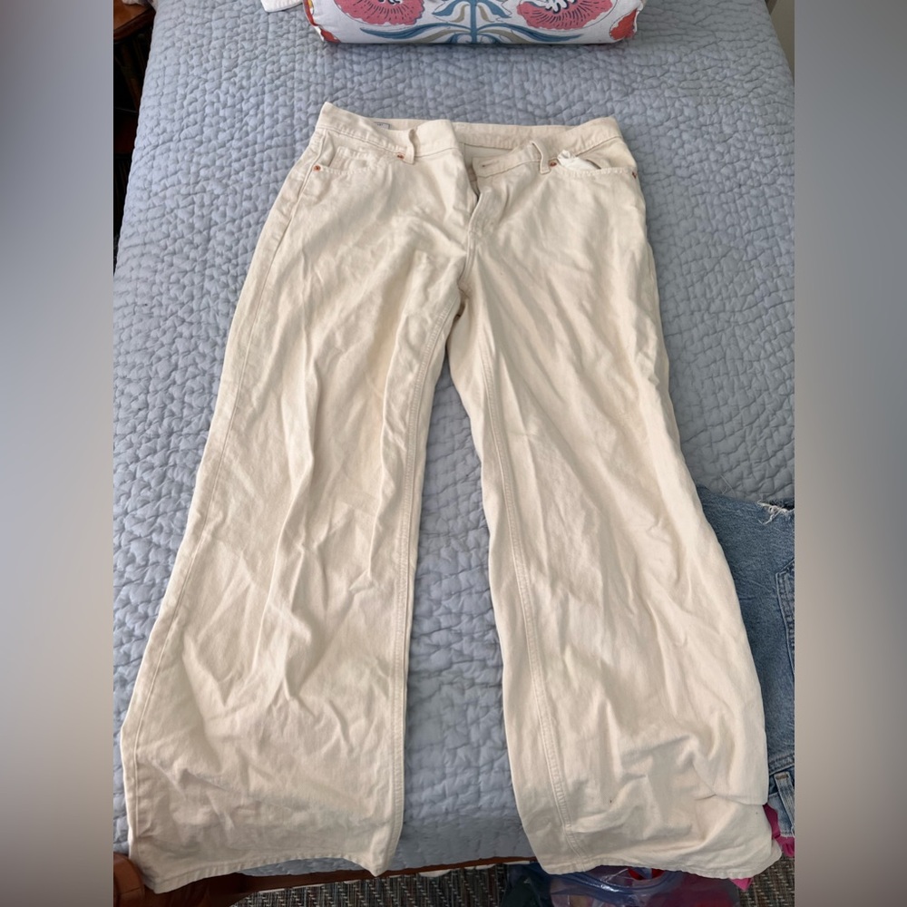 Gap low stride cream/ white jeans